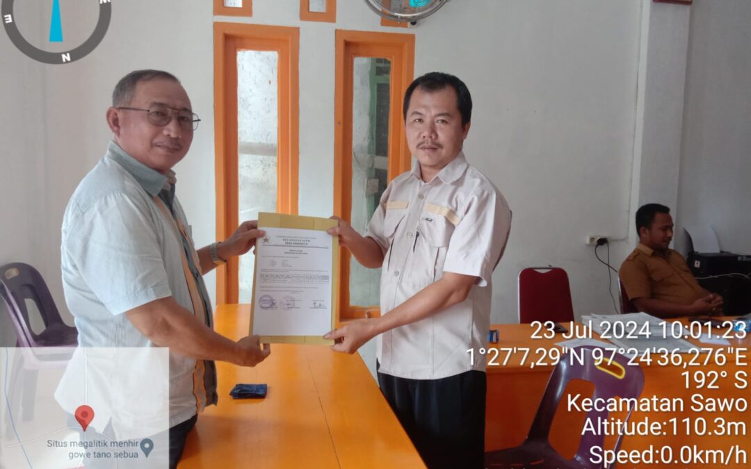 Sekretaris Desa Sanawuyu Bersama Tenaga Pendamping Profesional (TPP) Kecamatan Sawo Melaksanakan Serah Terima Berita Acara Penetapan Status Desa Tahun 2024