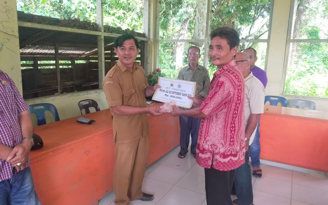 Kepala Desa Sanawuyu Melaksanakan Penyaluran Bantuan Langsung Tunai (BLT) Dana Desa Triwulan III Bulan Juli s/d September Tahun 2023 Kepada 56 KPM